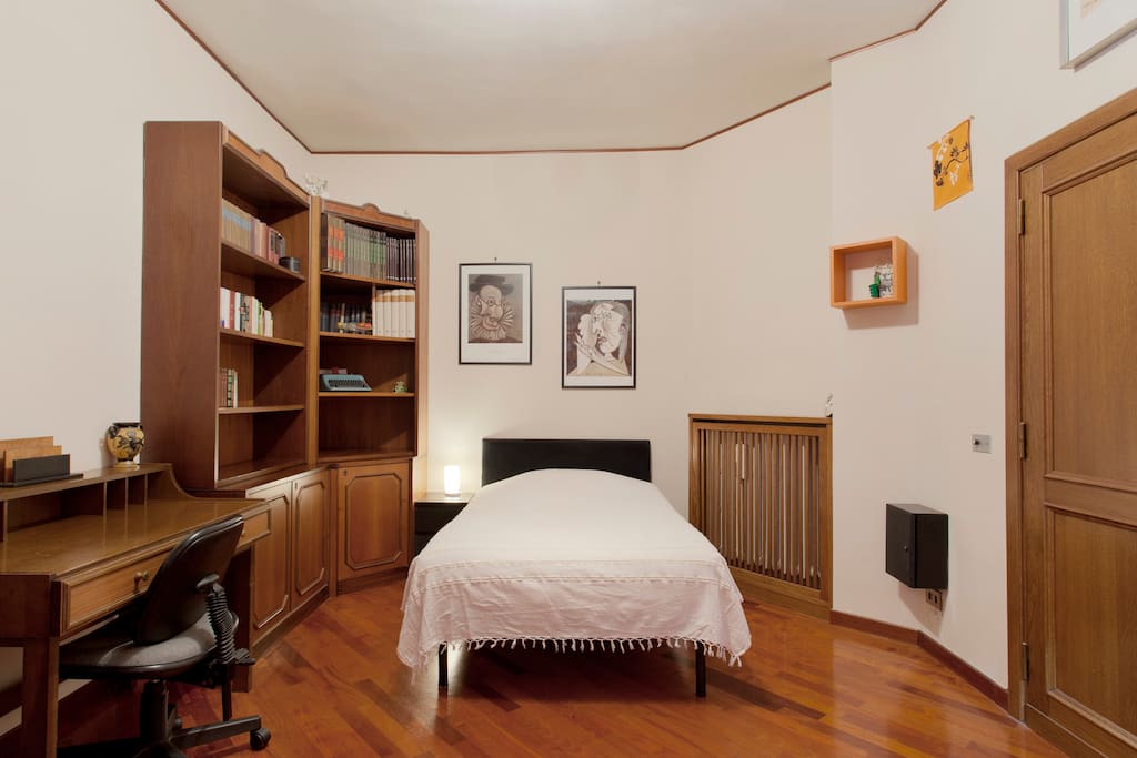 Quiet room in a cozy house - Full Mattress -
