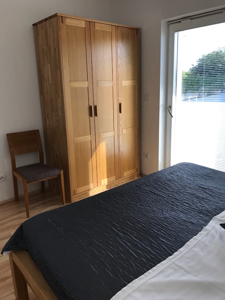 ארון בחדר השינה