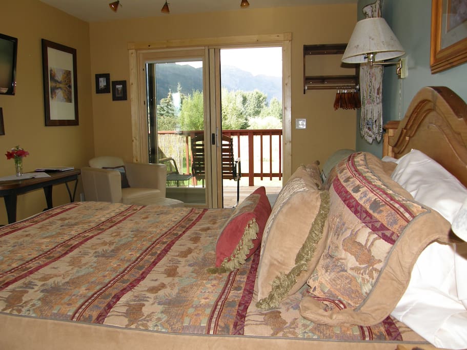 Queen bed, deck with mountain views