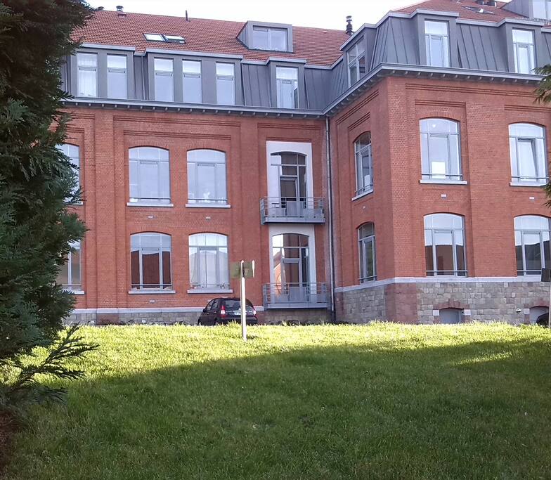 Rez-de-chaussée fenêtre avec le balcon