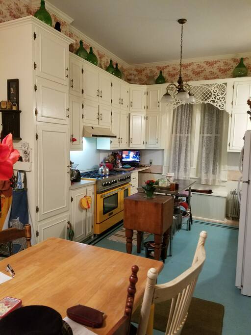 Warm kitchen to relax in!