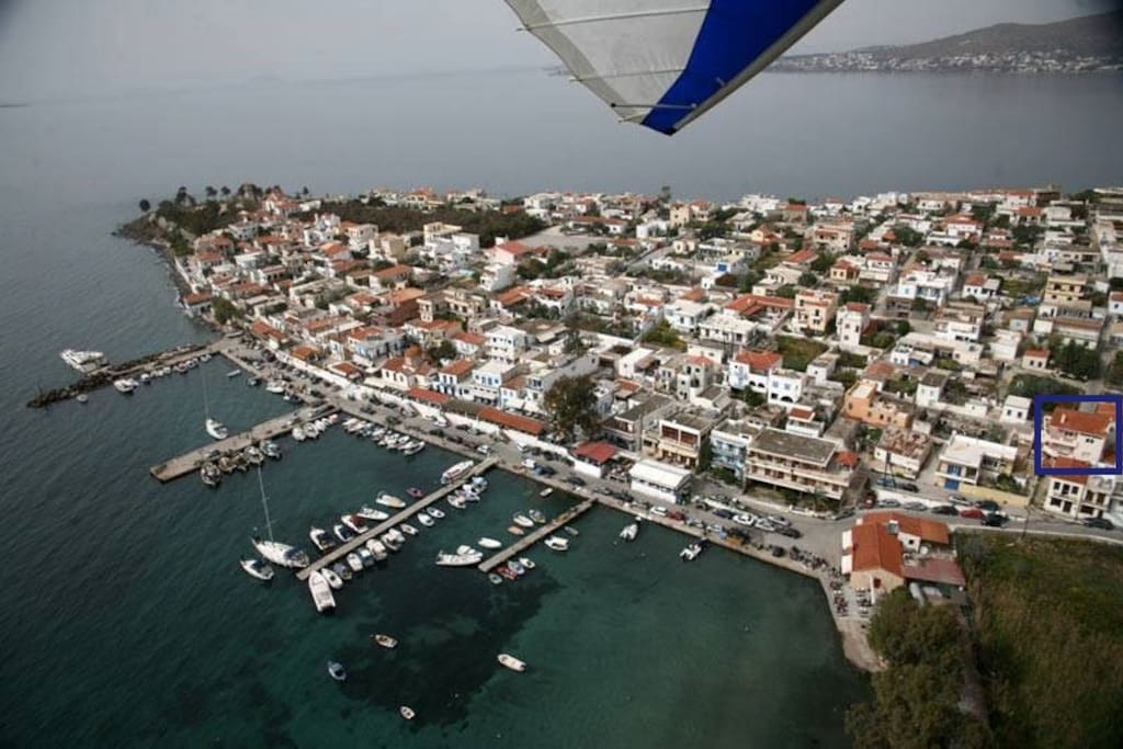 Just 50m from the beach, the fishing port with traditional tavernas and the local amenities