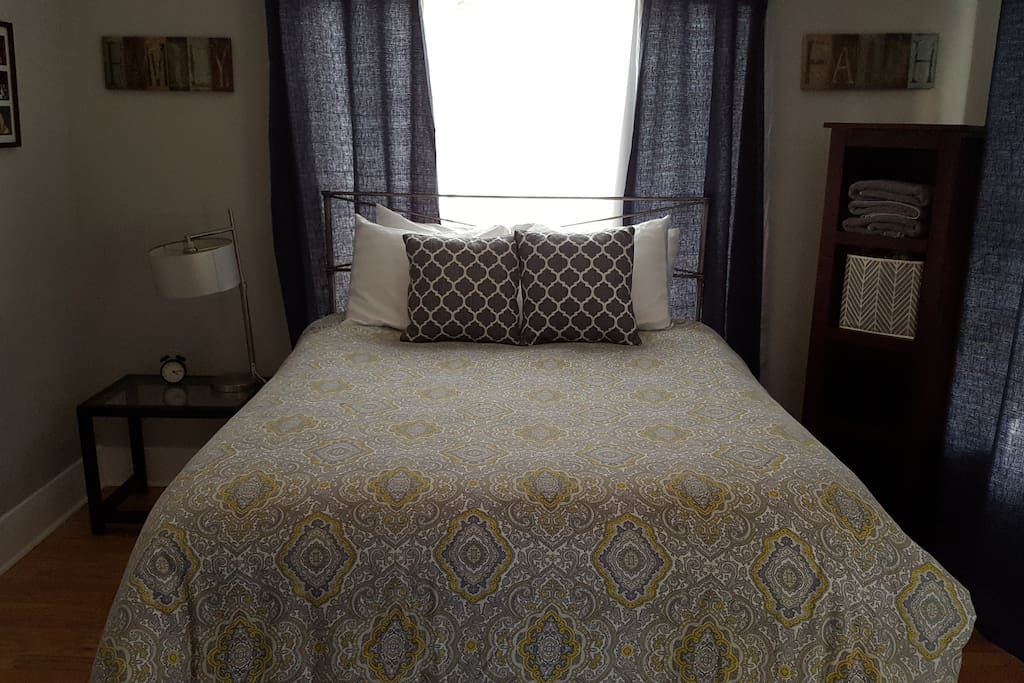 Guest bedroom w/ queen bed.