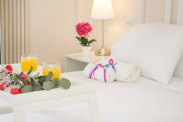 Spacious Renovated luxury flat Acropolis view gallery image 3