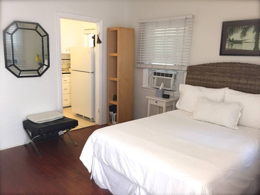 STUDIO (FULL-SIZED BED - LINENS ARE PROVIDED)