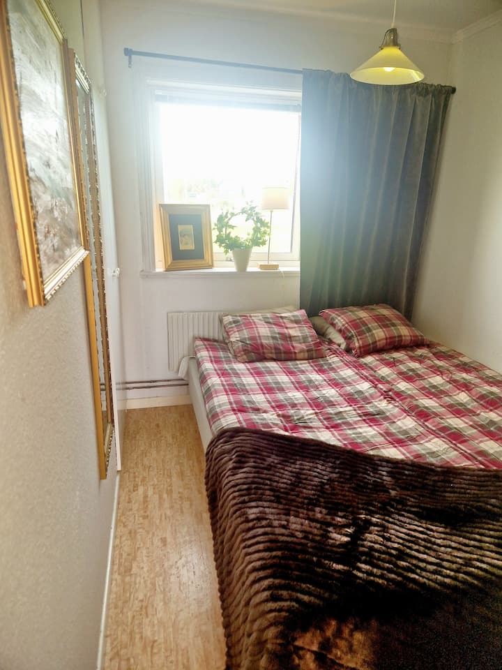 Dormitorio con cama de 160 cm