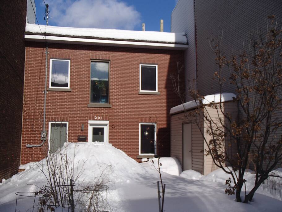 Front Facade with optional free of charge igloo