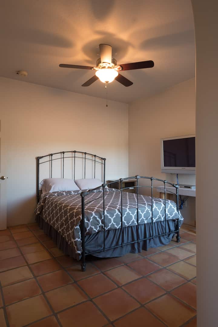 El dormitorio #3 incluye una cama tamaño queen y vestidor.