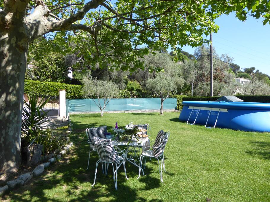Détente absolue à l'ombre du grand chêne, piscine hors sol...