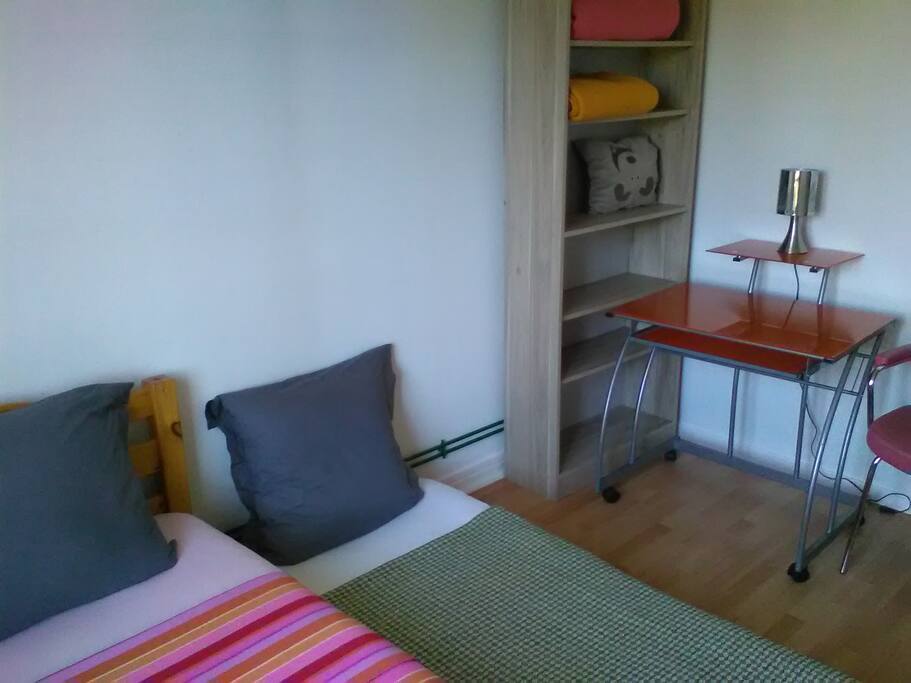 lit gigogne avec petit bureau