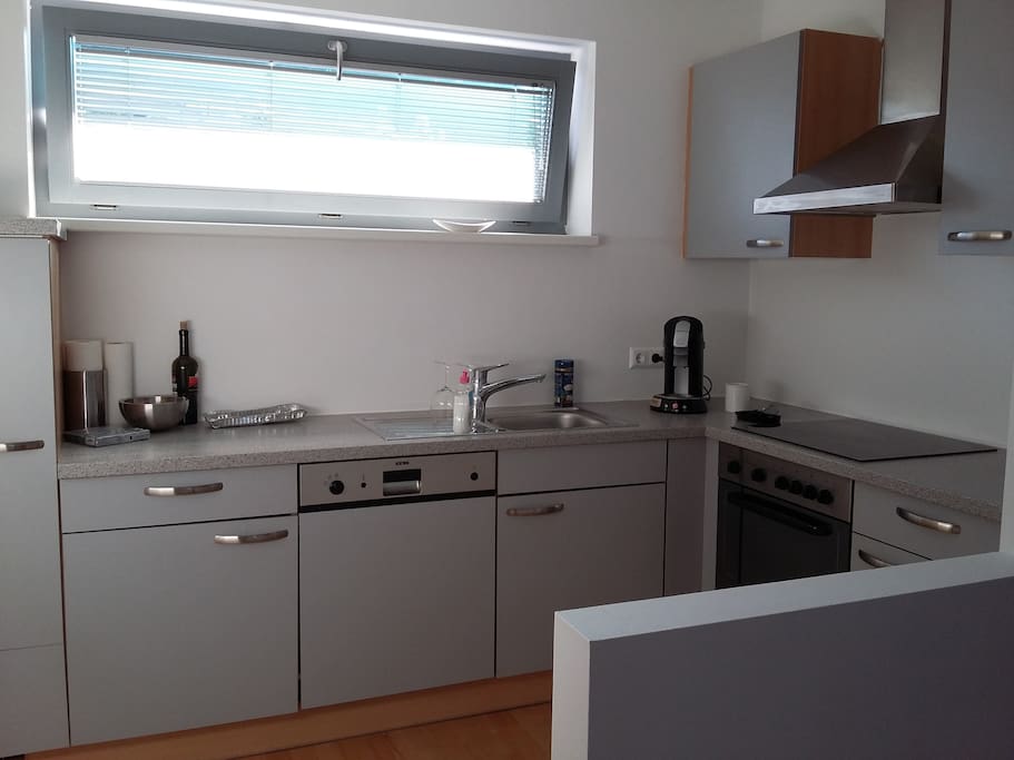Küche
incl. Geschirr, Nespresso - Kapsel KaffeemaschineToaster, Mikrowelle ect.