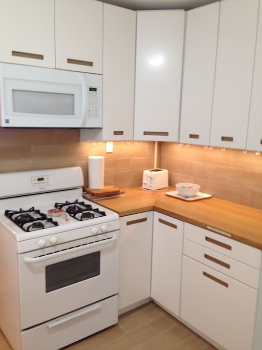 Fully equipped kitchen with microwave/toaster