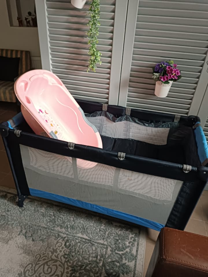 детско креветче, високо столче за хранење, када за капење, играчка.