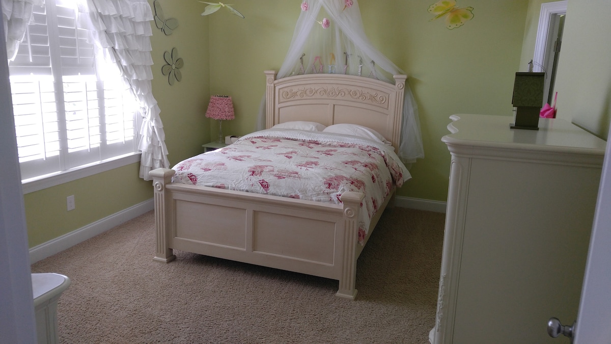 Vizitori në katin e sipërm BR me banjë të plotë - Queen