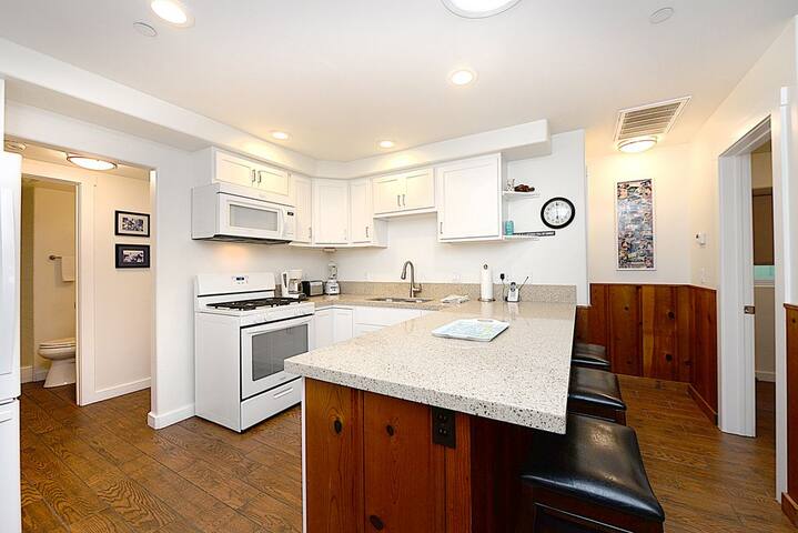 Beautiful Upgraded 4BD/3BA! *Closest to Beach!* gallery image 4