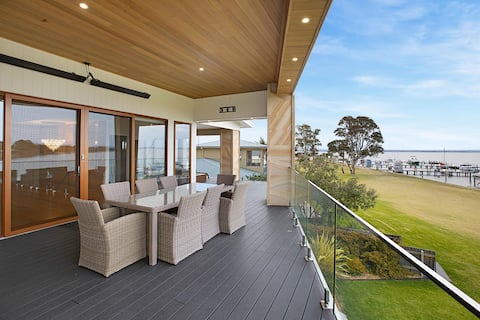 Lake King Lakehouse-4BR Lakeside w/ Private Jetty