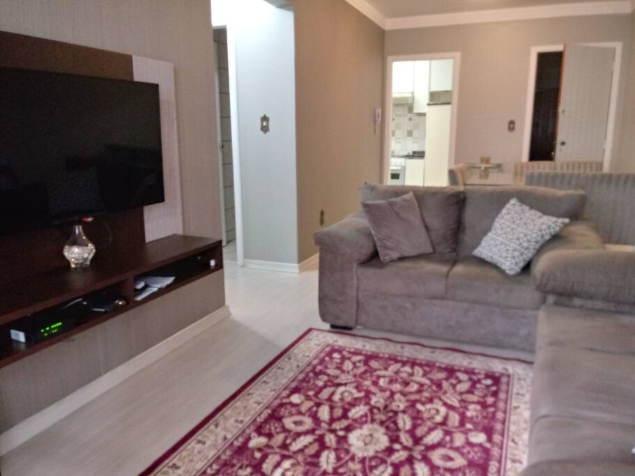 sala com ventilador de teto frete a sacada com churrasqueira