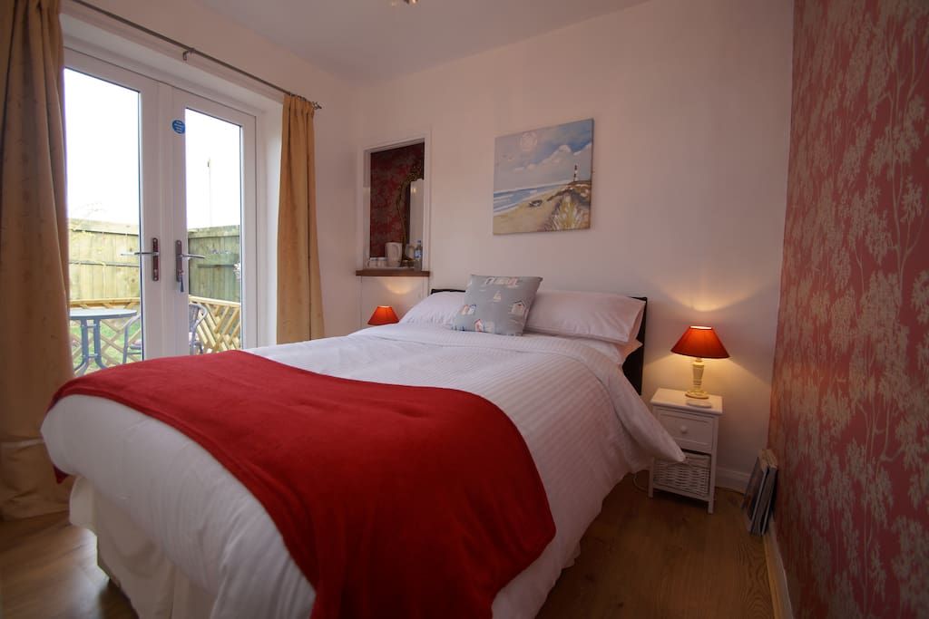 Double room with private garden (the snug)