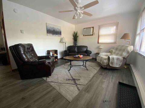 Lovely 2 bedroom unit with free parking in front