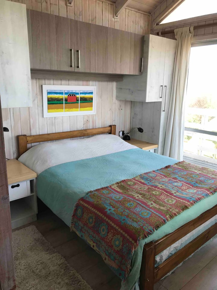 Sala principale al secondo piano con terrazza indipendente e splendida vista sul mare.