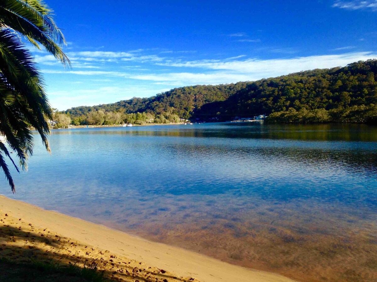 LazyDazePatonga Tranquil Waterfront Hideaway Houses for Rent in