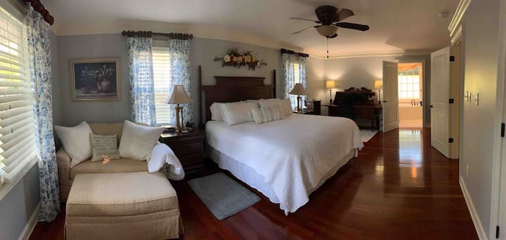 الطابق الأول.
سرير بحجم كينج غرفة نوم رئيسية مع أريكة سحب مزدوجة. 