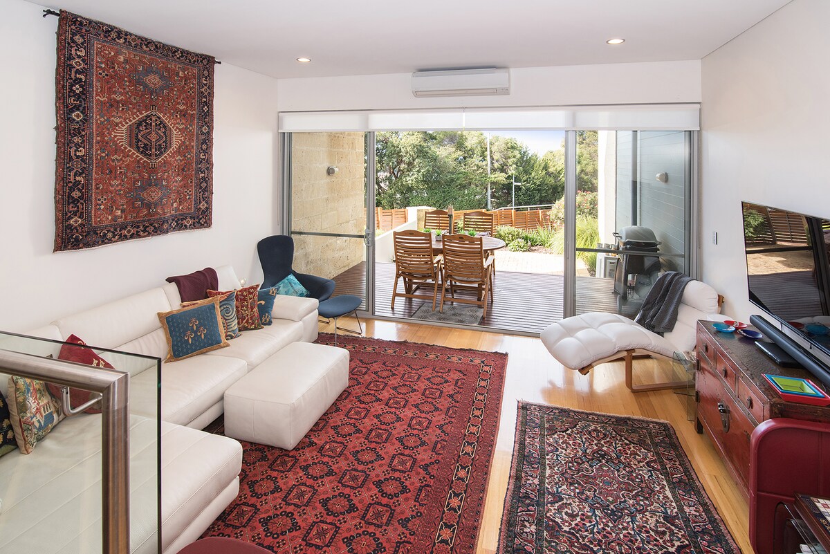 Successful Airbnb property: River and ocean views, luxury, art, chef's kitchen in Augusta