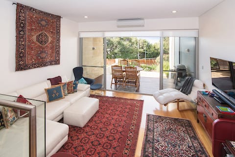 Successful Airbnb property: River and ocean views, luxury, art, chef's kitchen in Augusta
