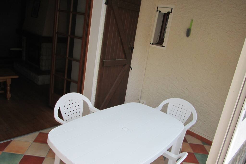 la véranda qui protège des moments frais et permet d'avoir un coin pour manger comme à l'extérieur avec ses baies qui se rétractent.