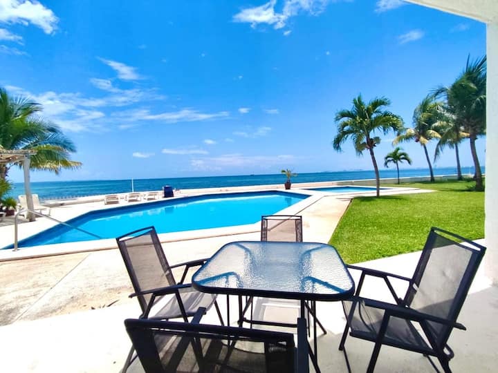 Beachfront 1BR Apt. w/Pools & amazing ocean View — 1 bedroom vacation rental in Cancún