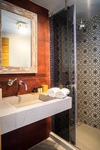 Villa Bespoke, sea view, heated pool, jacuzzi, 3BD gallery image 4