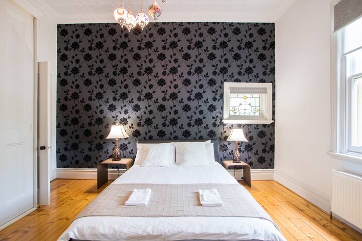 Perfect en-suite space in hawthorn close to tram