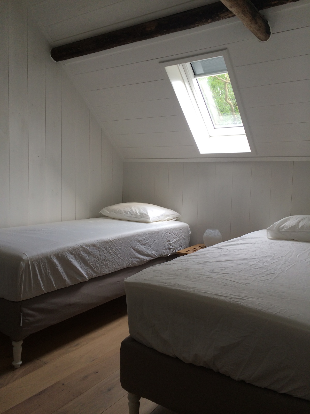 Chumba cha kulala ghorofani /

chumba cha kulala picha ya ghorofani 1