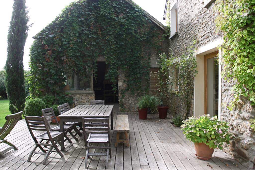belle terrasse sans vis à vis avec barbecue couvert