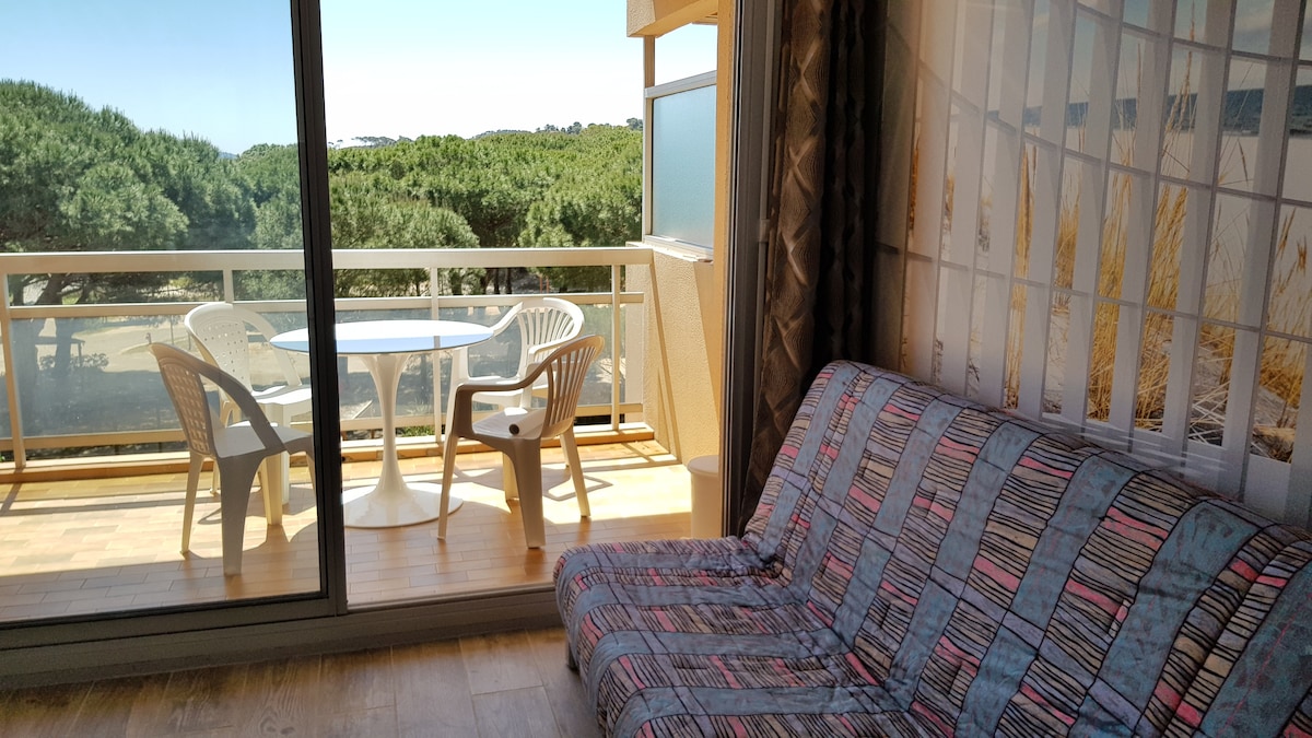 Top Airbnb: Studio sea view - beach and swimming pool at 100m in Bormes Les Mimosas