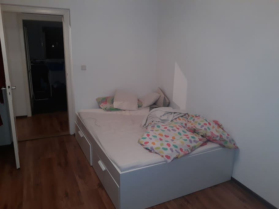 bed (size 2 m x 1,4m)