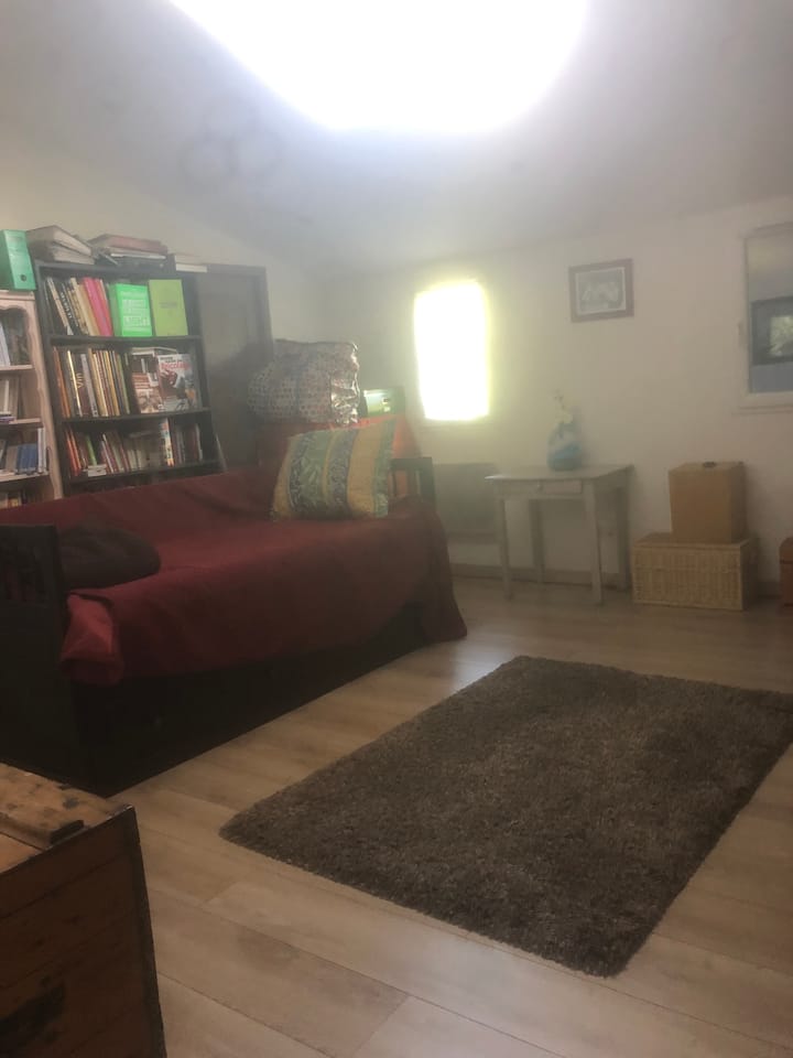 ห้องลงจอดชั้นบน (นอนได้ 2 คน)