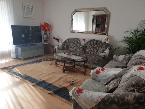 Erfolgreiche Airbnb-Immobilie: 4 rooms, 4-8 people, 2 km Messe Ost,train in front of the door in Bemerode