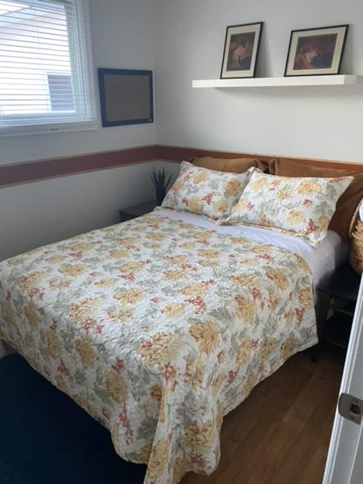  Dormitorio 2.
Cama doble. El segundo dormitorio cuenta con 2 mesitas de noche y una lámpara y una cómoda. Armario grande.