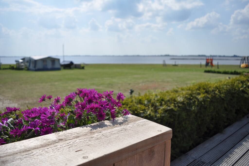 Prachtige vergezichten over het Sneekermeer en zicht op Starteiland