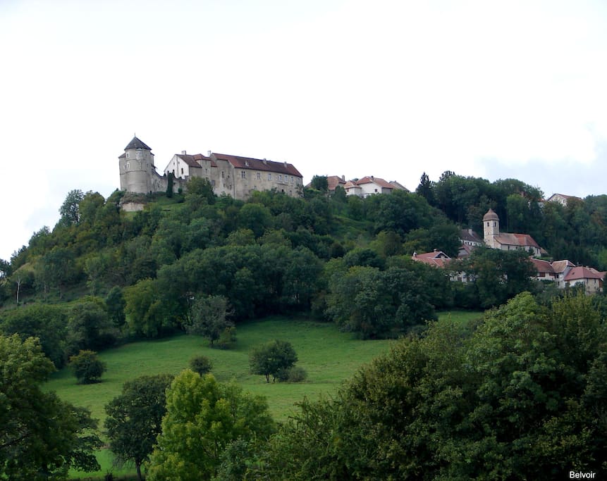Le château et le village de Belvoir