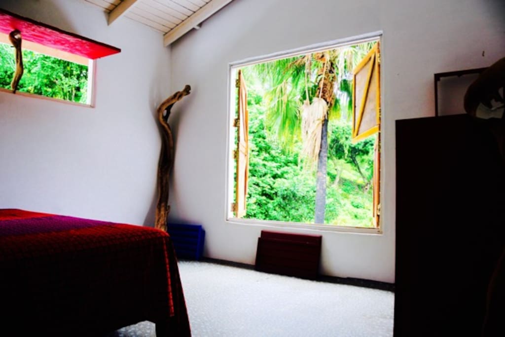 chambre avec lit king size vue sur le jardin