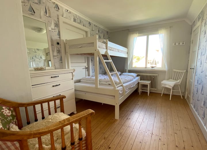 Საძინებელი 3 ზემოთ, „საოჯახო საწოლით“, ანუ ორსართულიანი საწოლი 120 სმ სიგანის ქვედა საწოლით  და 80 სმ სიგანის საწოლის თავზე