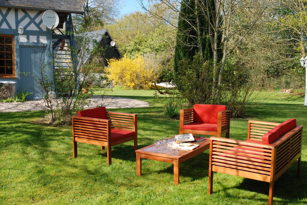 Salon de jardin confortable pour l'apéritif et autres moments de détente.