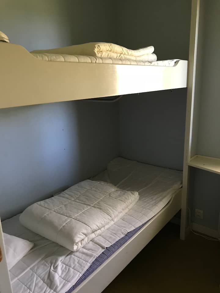 Kleinstes Schlafzimmer mit Etagenbett.