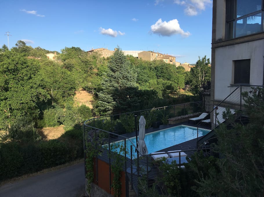 Poolområde set fra terrasse med grill.