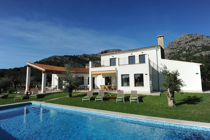 Chalet con piscina y barbacoa. Maravillosas vistas