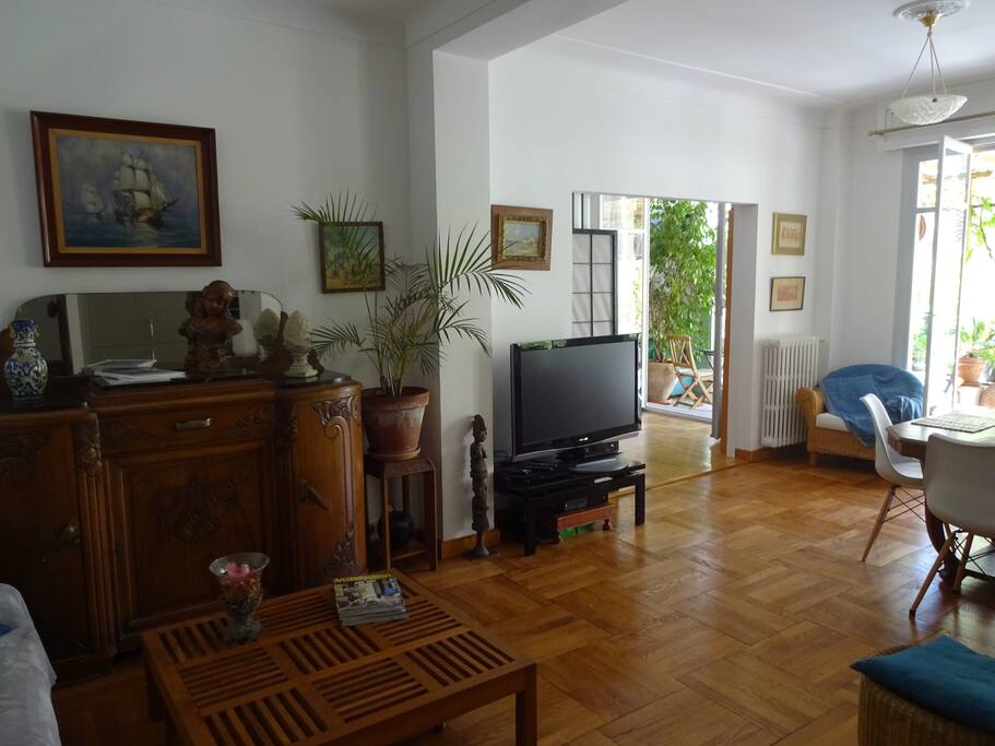 Une autre vue du salon-salle à manger