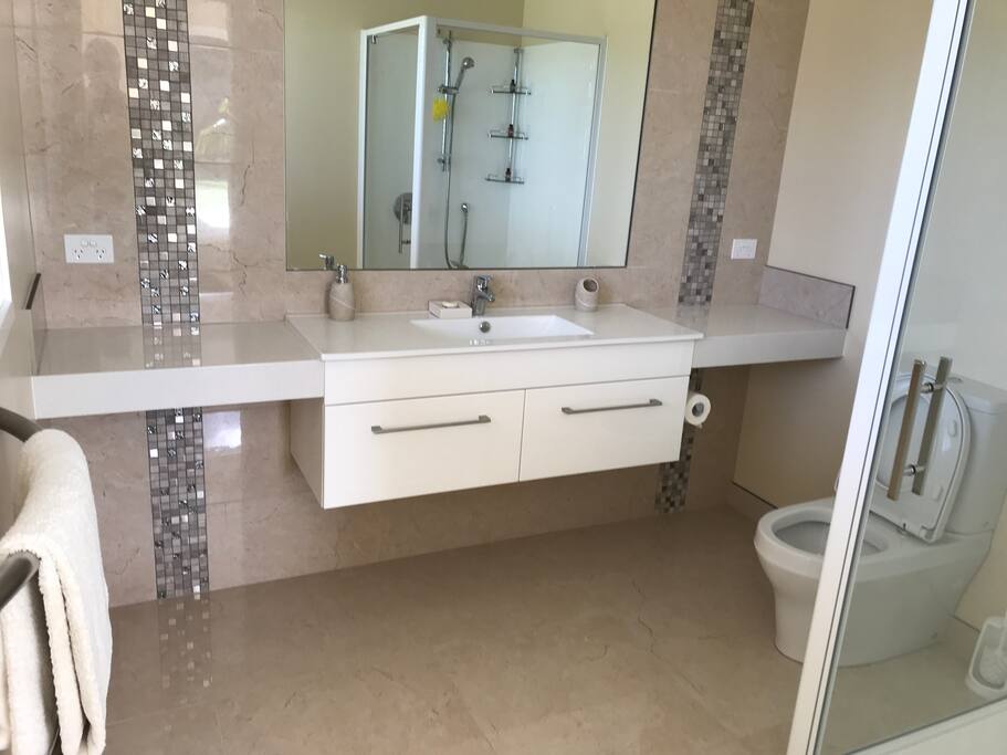 Master bedroom en-suite