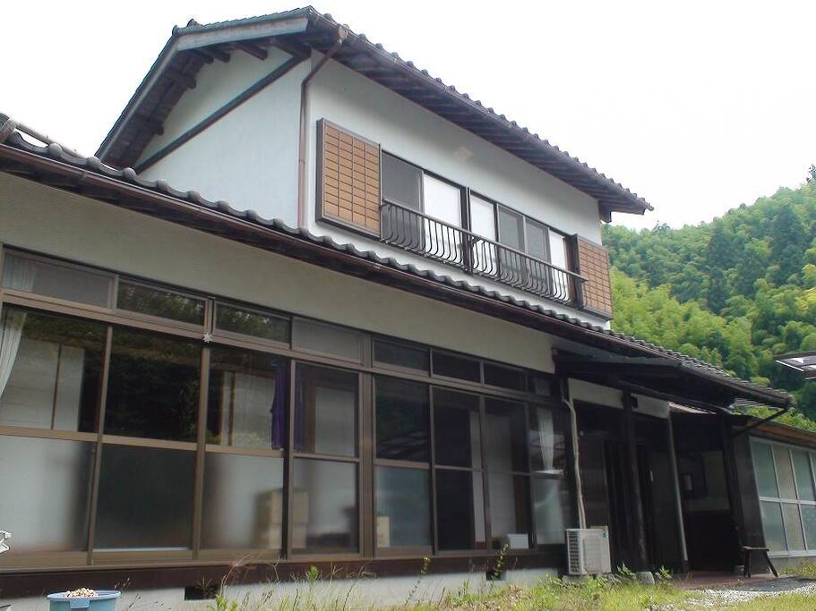 建物の外観;客室は2F 건물 외관; 객실은 2층
Outview of the house; guestrooms are upstairs.